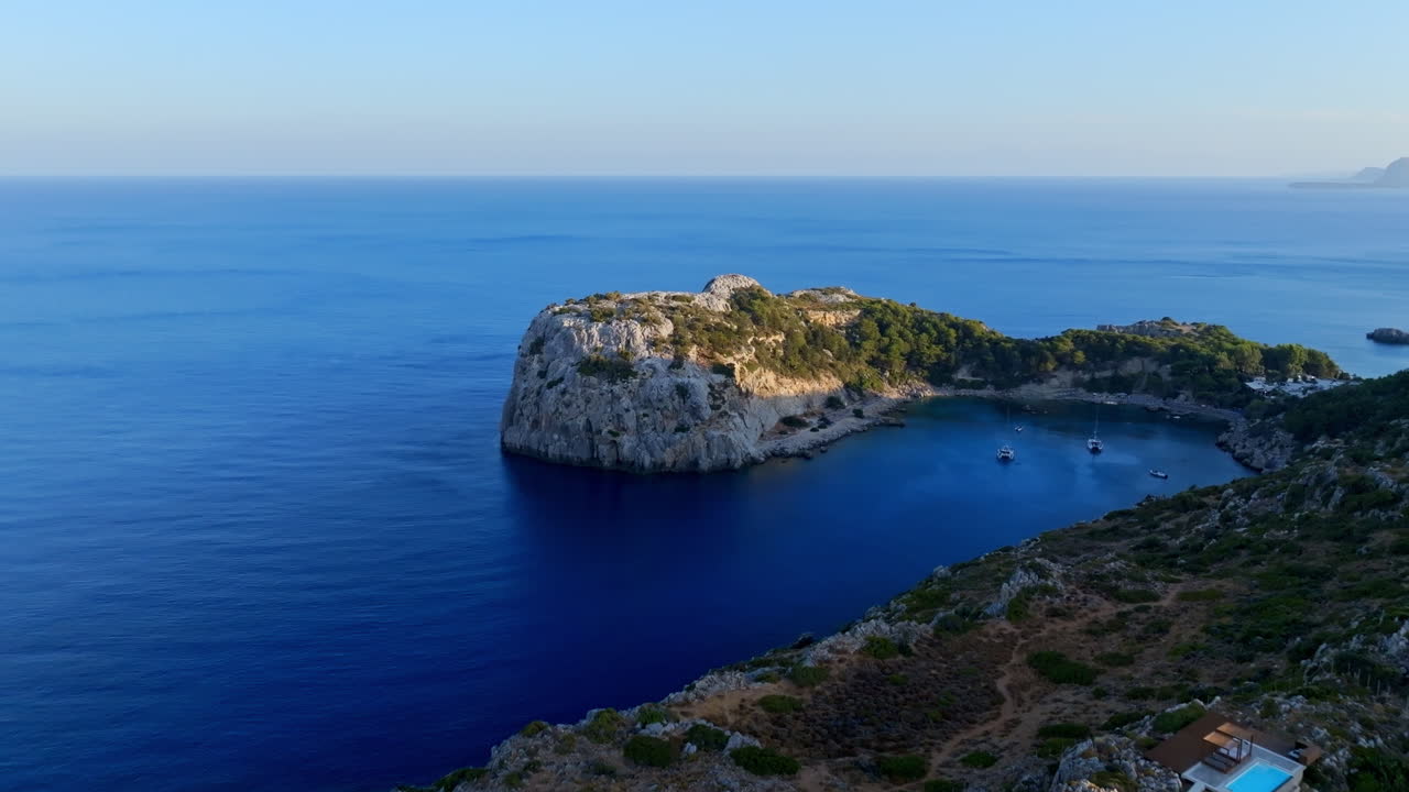 앤서니  만에서 멀리 떨어진 공중 풍경, 로즈의 언덕 꼭대기 빌라를 드러내는