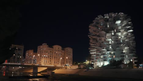 Mudarse-A-Puentes-Y-Edificios-Por-La-Noche-En-Montpellier,-Francia