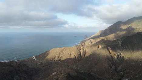 Sombras-De-Nubes-En-Las-Montañas-Rocosas-Junto-Al-Mar