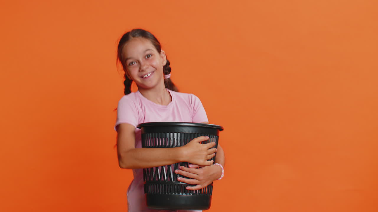 아이가 안경을 쓰레기통에 던져 버리는 의료 시각 레이저 치료 치료 수술