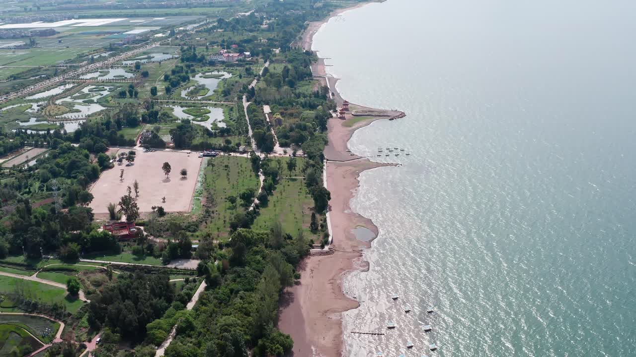 playa en el lago fuxian en yunnan, china.
