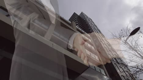animación del apretón de manos del hombre de negocios y el paisaje urbano