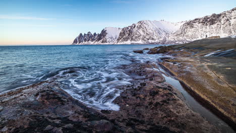 Lapso-De-Tiempo-De-Las-Olas-Del-Océano-ártico-A-Lo-Largo-De-La-Costa-Del-Norte-De-Noruega-En-Tungeneset