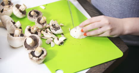 cortar rebanar champiñones en la cocina para cocinar 1