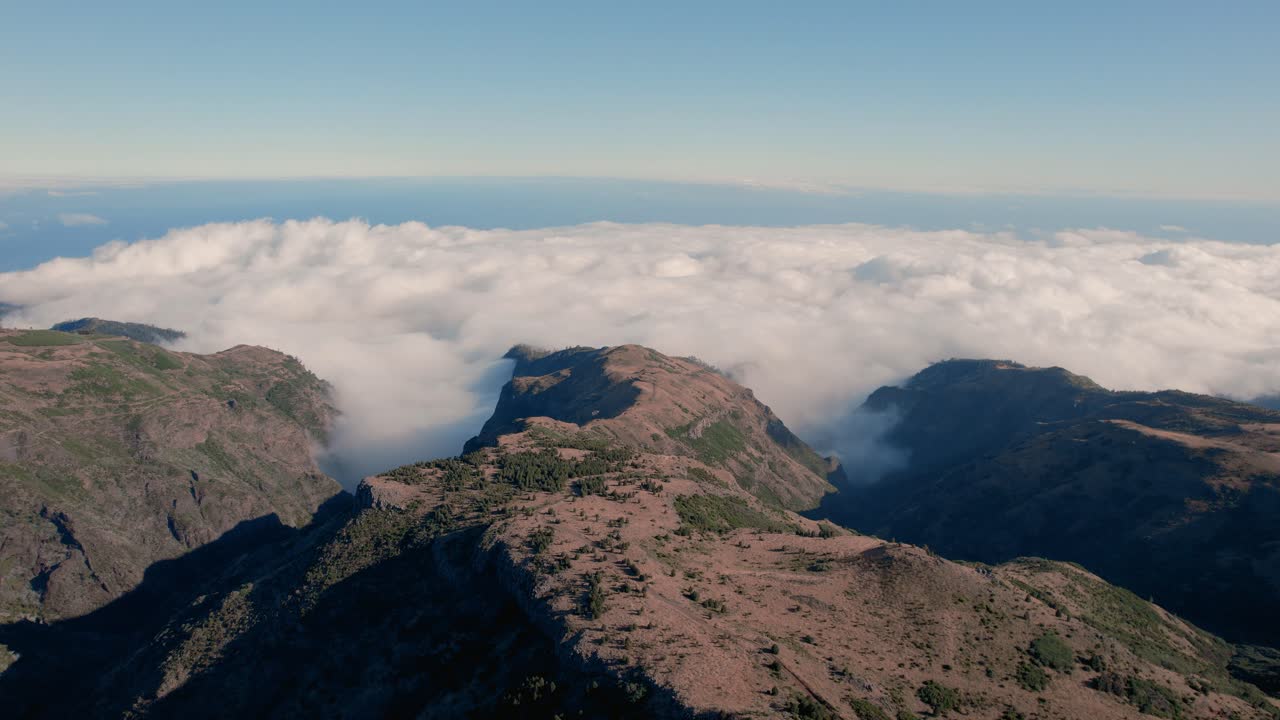 meseta montañosa de pico ruivo en madeira sobre inversión de nubes blancas