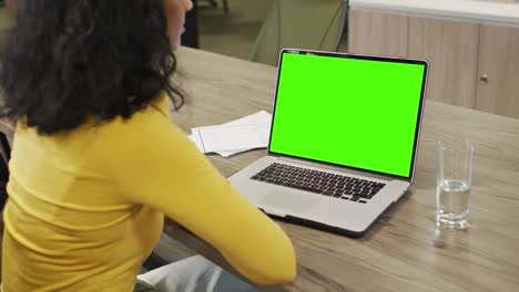 Mujer-De-Negocios-Birracial-Usando-Una-Computadora-Portátil-Para-Videollamadas-Con-Espacio-Para-Copiar