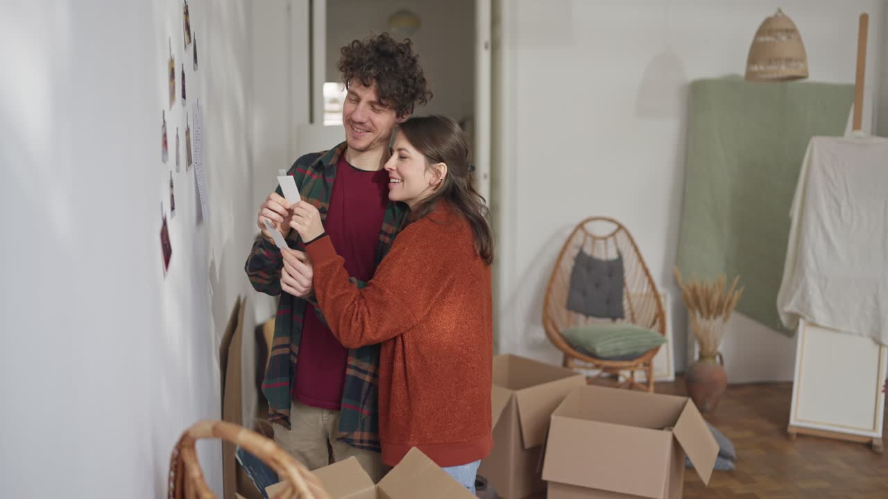una pareja decorando su nuevo hogar.