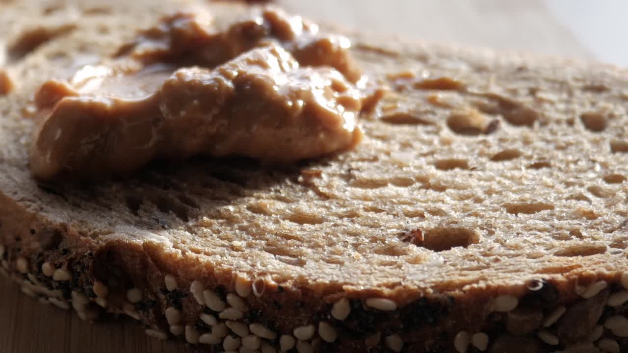 mantequilla de maní en pan de trigo entero