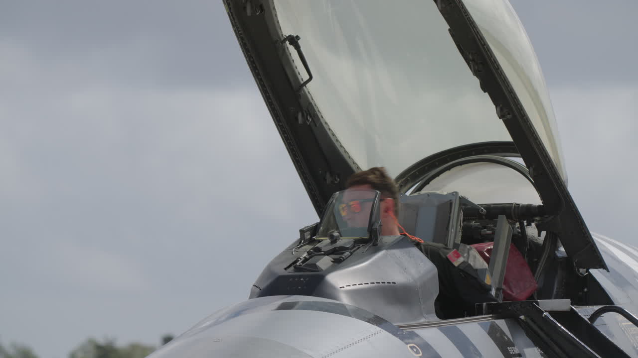 Pilot yang Fokus di Kokpit Pesawat Tempur Modern