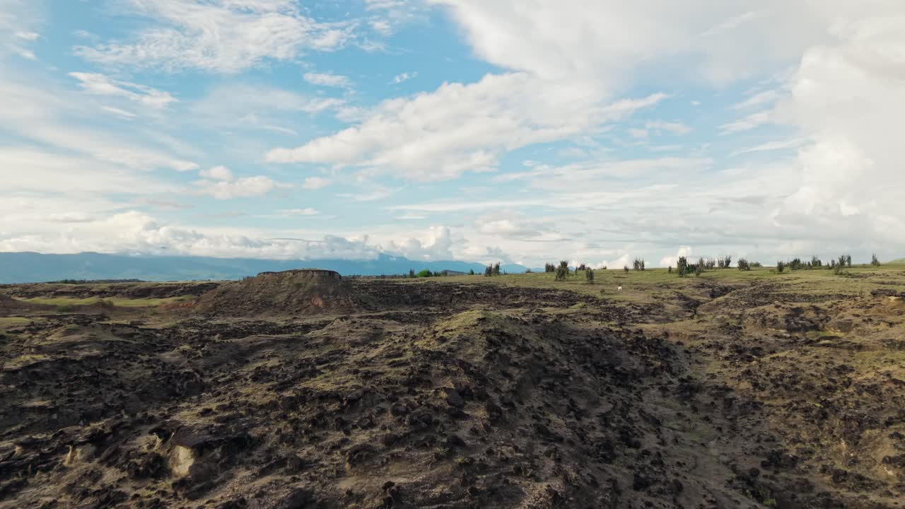 Filmato aereo che sorvola il paesaggio arido del deserto di Tatacoa a Huila, Colombia.