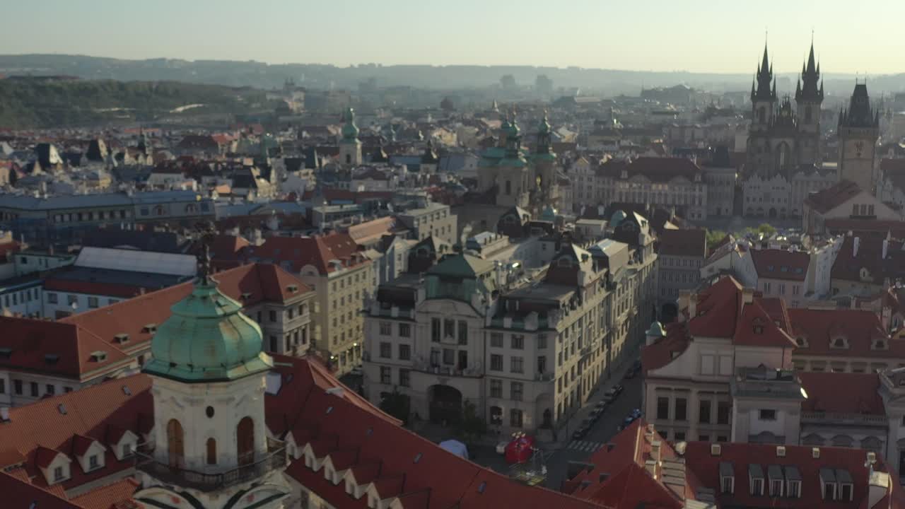 Vista aerea con drone del centro storico di Praga