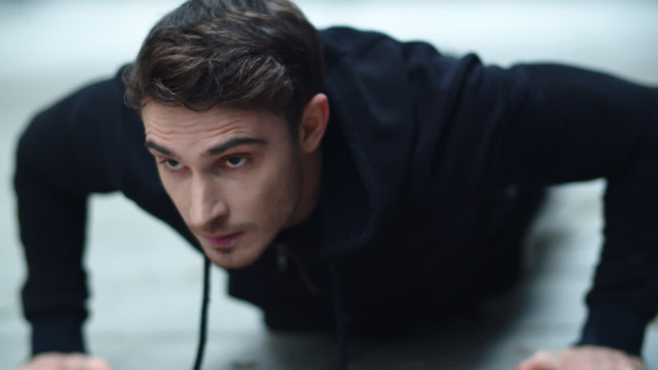 밀어붙이는 운동을 하는 근접 스포츠 남자