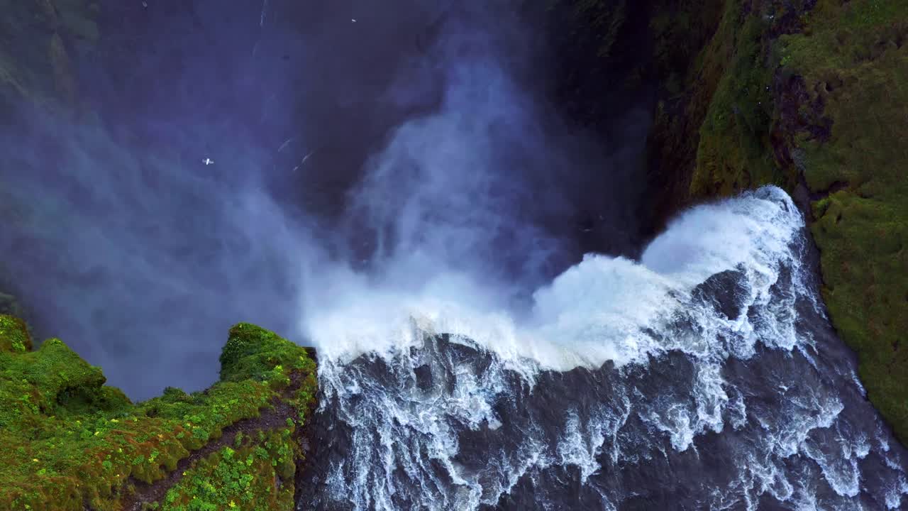 poderosa cascada de skogafoss en el campo de islandia durante el verano - toma aérea de drones
