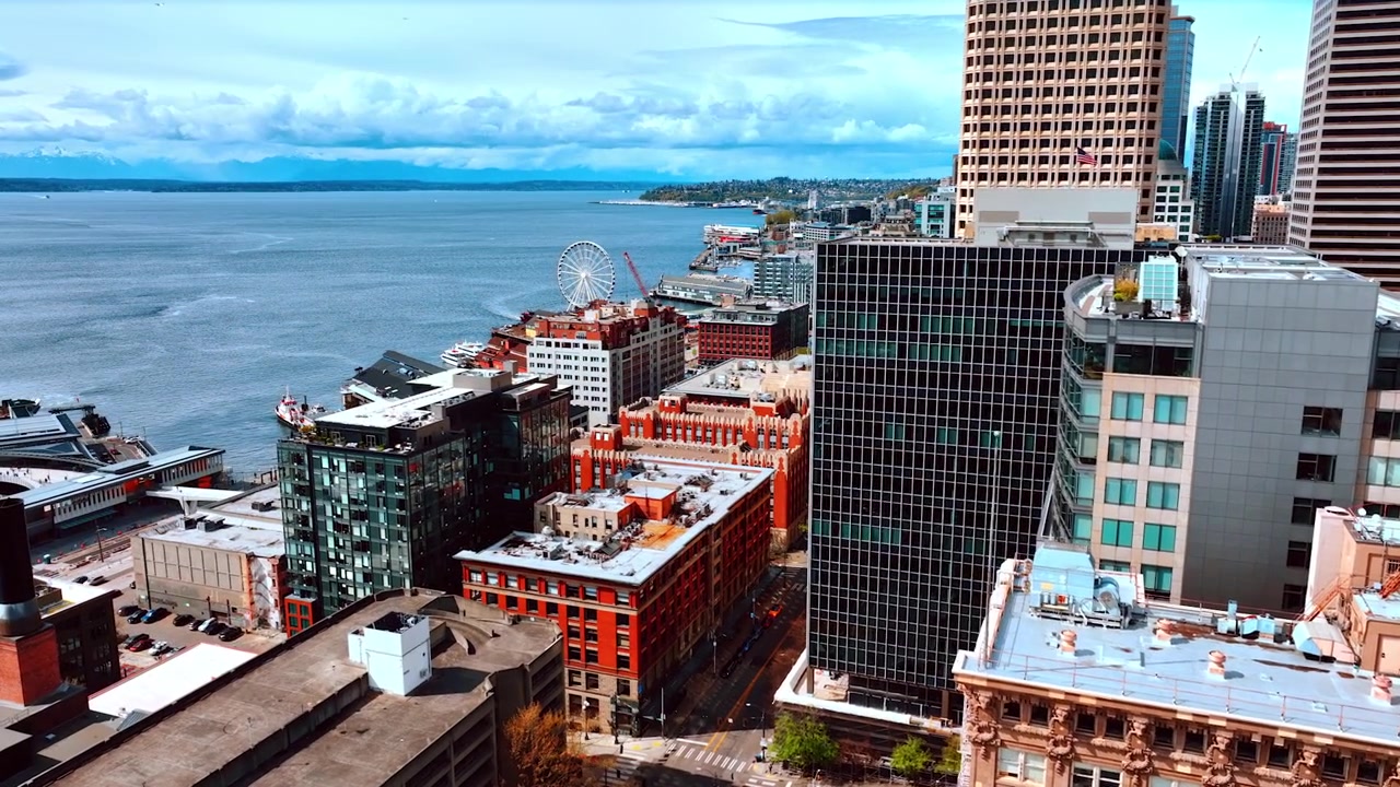 Aproximando-se dos edifícios na orla do Lago Washington em Seattle, EUA. Bela vista da cidade de perspectiva aérea em dia ensolarado.