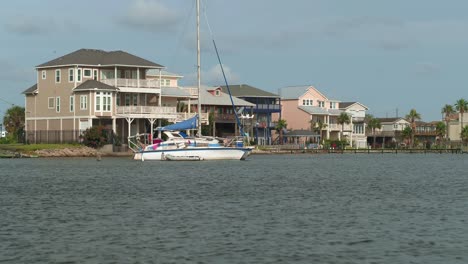 Aerial-of-affluent-Lakefront-homes-in-near-Galveston,-Texas