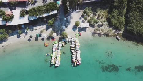 Vista-Aérea-Tomas-De-Drones-Kournas-Lago-Creta-Agua-Verde-Clara