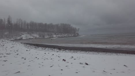 Costa-Norte-De-La-Costa-De-La-Playa-De-Minnesota-Durante-El-Invierno,-Playa-Cubierta-De-Nieve