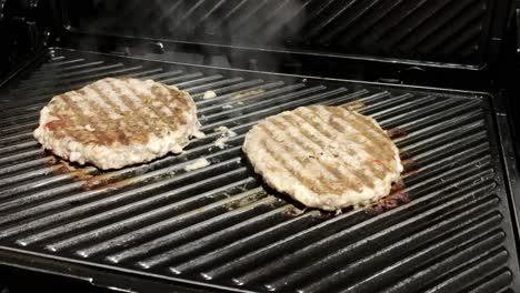 Dos-Hamburguesas-Caseras-Cocinadas-En-Una-Parrilla-Negra