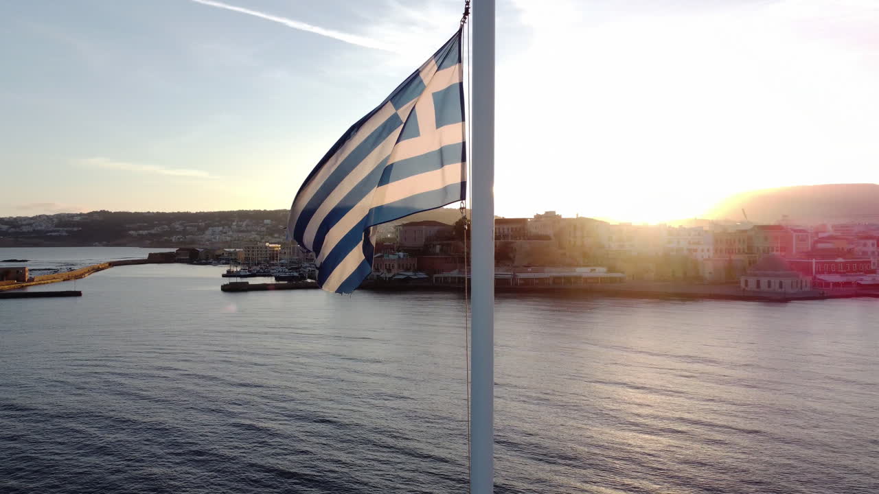 Bandiera nazionale nel porto al tramonto