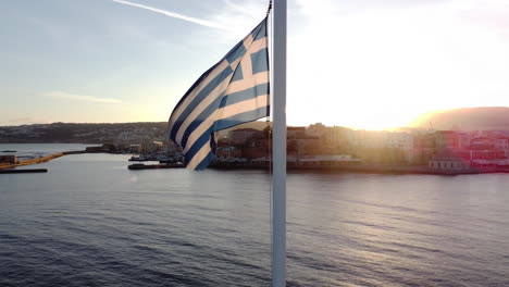 Nationalflagge-Im-Hafen-Mit-Sonnenuntergang