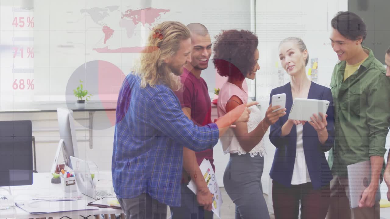 animación del procesamiento de datos financieros sobre diversas personas de negocios en la oficina