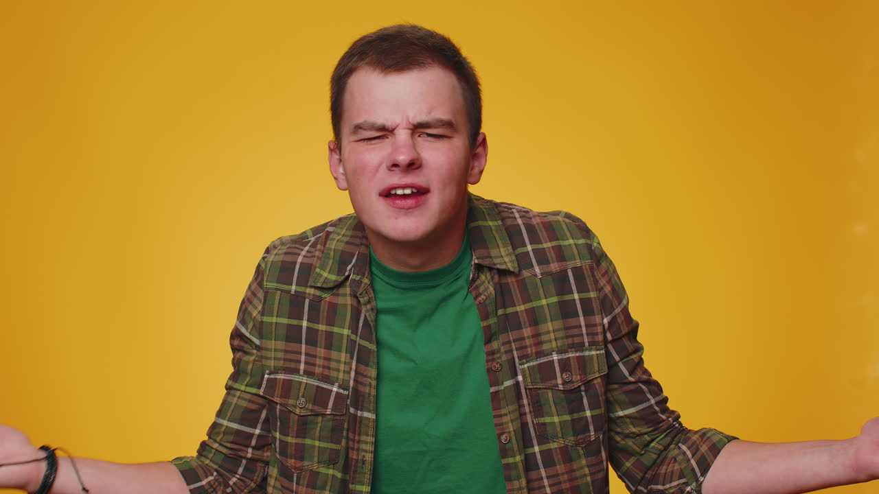 불만을 품은 남자가 짜증과 불만으로 손을 흔들고, 비난하고, 실패에 대해 비난하며, 왜 그런지 묻는다.