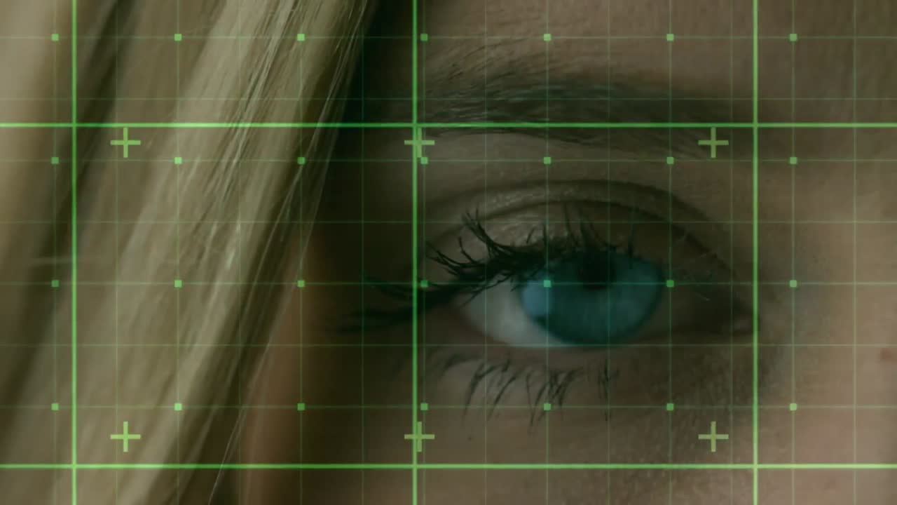 animación del procesamiento de datos sobre el ojo de una mujer caucásica