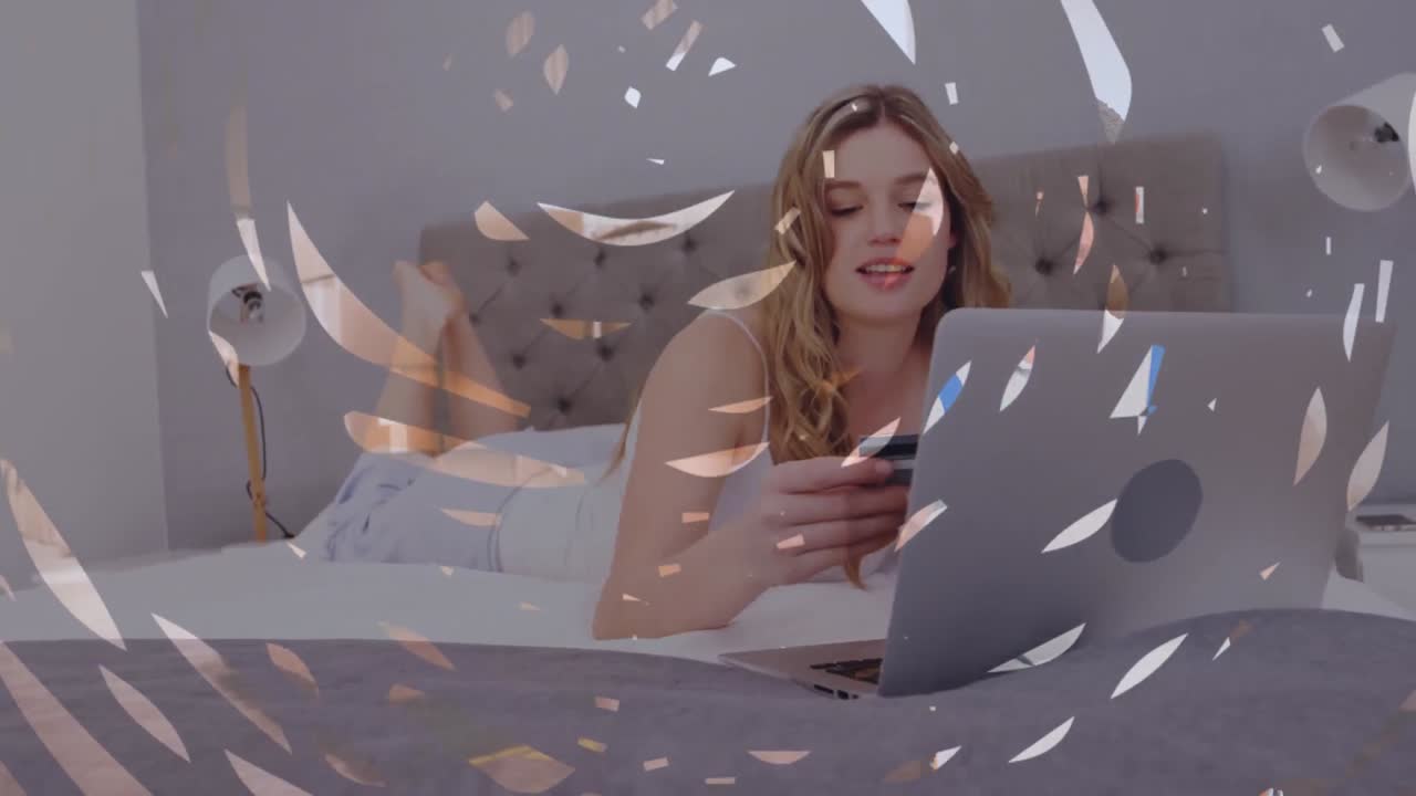 анимация форм над кавказской женщиной, использующей ноутбук для покупок.