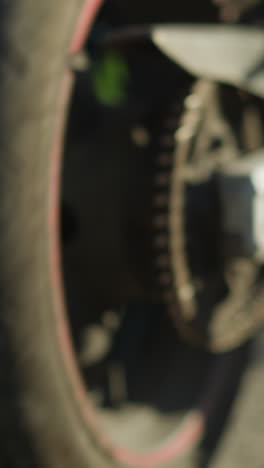 primer plano de un motociclista cambiando de marcha en una motocicleta, con un fondo borroso que muestra el movimiento de la bicicleta a medida que comienza a moverse