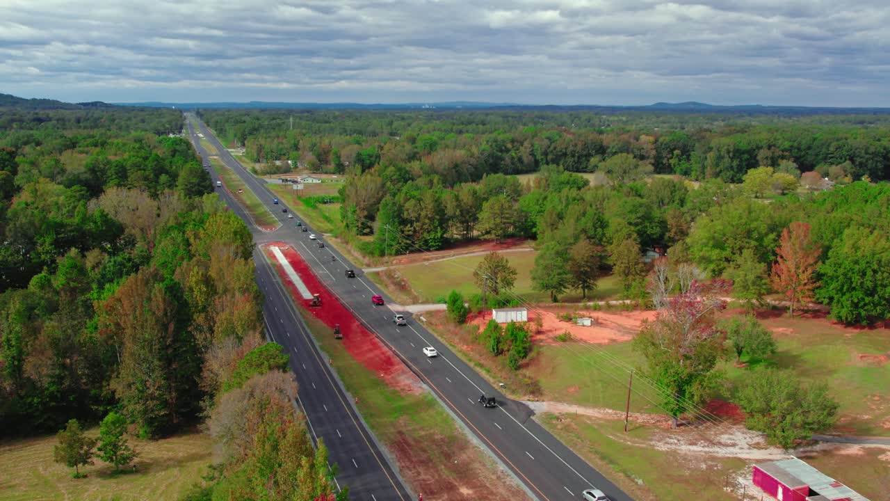 장례식에 대한 경찰 에스코트, 한 대의 경찰차가 앞에 있고 다른 한 대가 뒤에 있습니다.