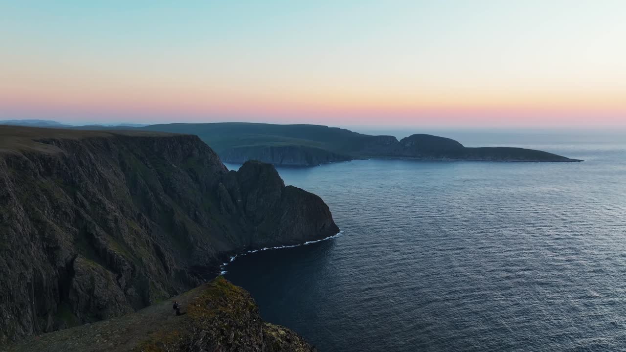 Pemandangan udara Tanjung Utara, Norwegia saat matahari terbenam.