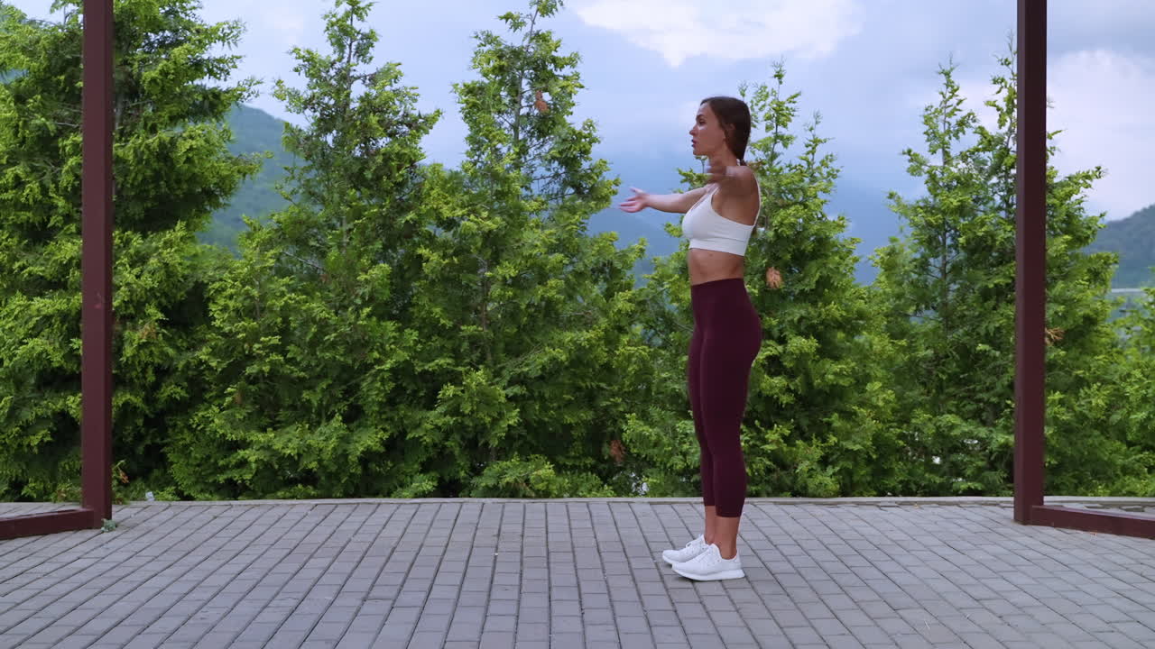 mujer estirándose al aire libre