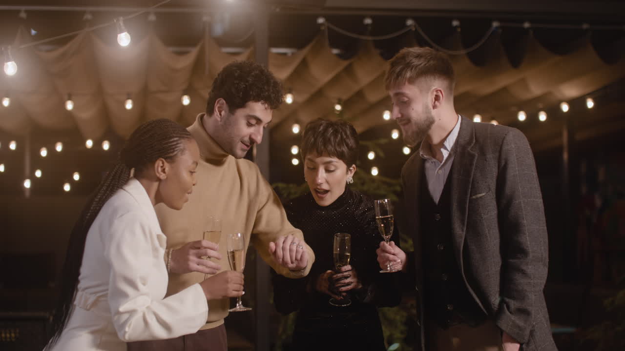 새해 카운트다운을 함께 축하하고 샴페인 잔을 들고 건배하는 행복한 다민족 친구들