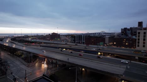 Aerial-I-794-Überführung-Von-Milwaukee,-Wisconsin,-Downtown-Bei-Sonnenaufgang