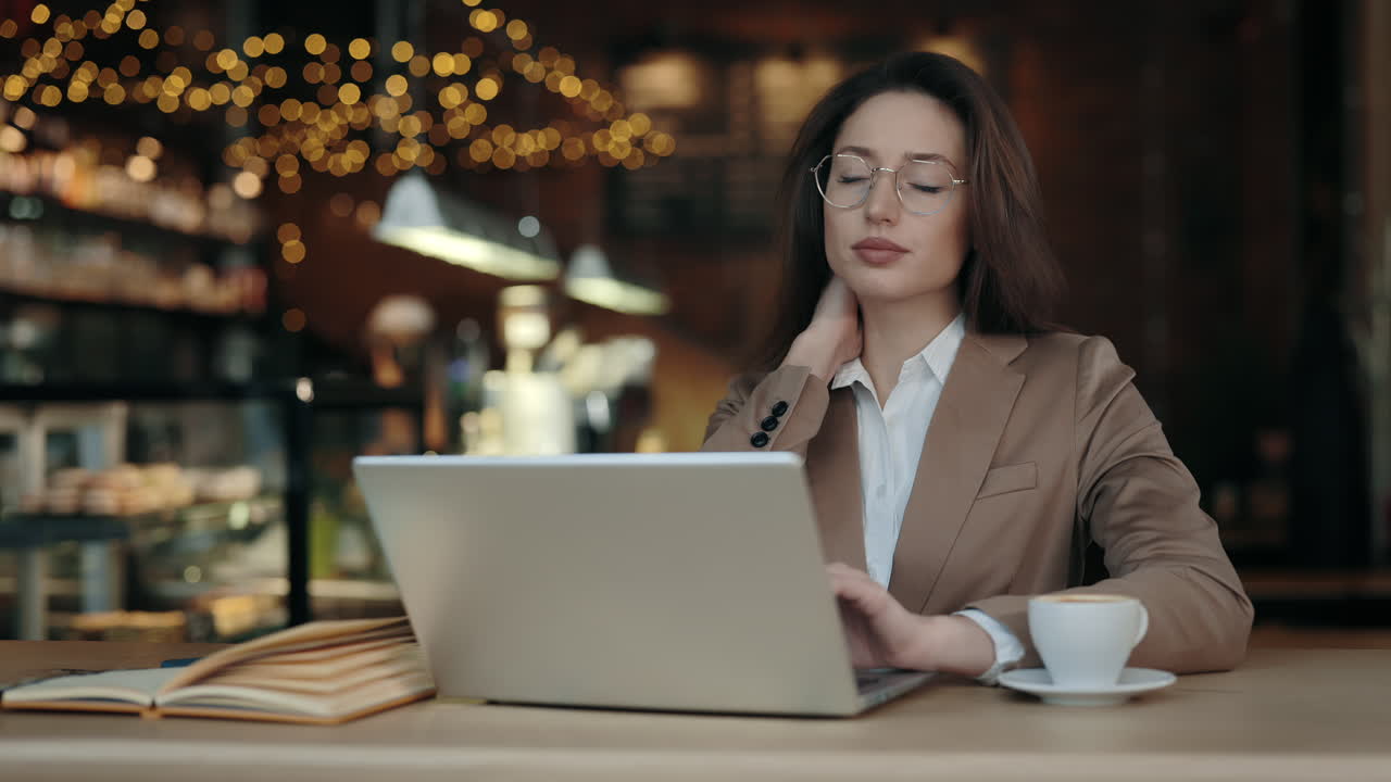mujer trabajando en una computadora portátil en un café