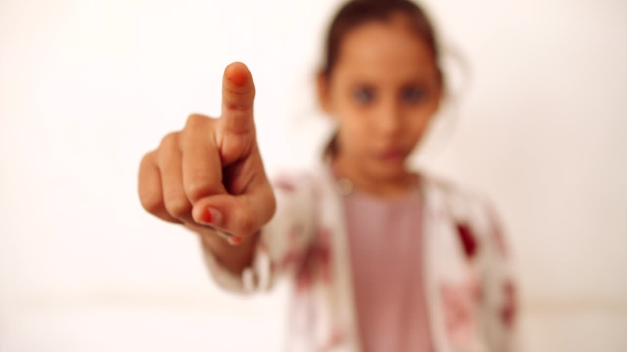 retrato de un niño indio en casa durante el bloqueo por coronavirus