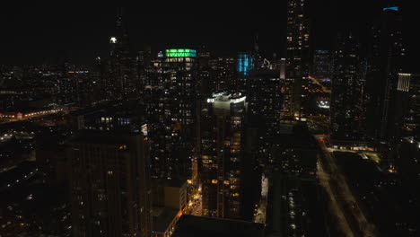 Drone-Disparó-Alrededor-De-Edificios-De-Apartamentos-De-Lujo-En-South-Loop,-Noche-En-Chicago,-Estados-Unidos