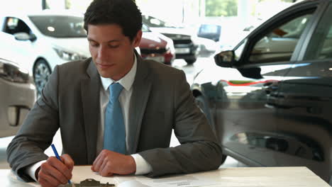 un hombre de negocios firmando algunos documentos.
