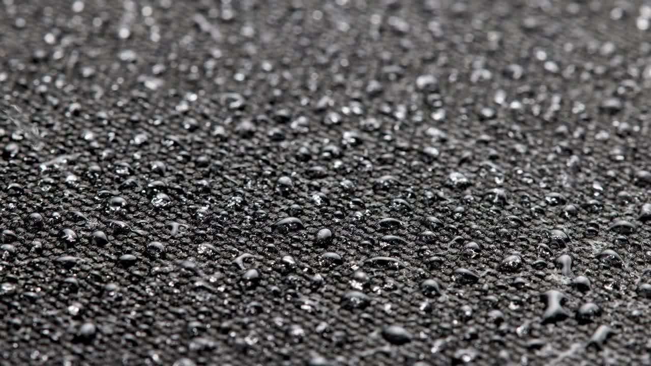 물방울로 는 동안 검은색 방수 천의 회전 배경