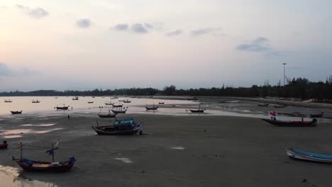 Antena:-Barcos-Pesqueros-Asiáticos-Varados-En-Marea-Baja-En-La-Costa-Al-Atardecer