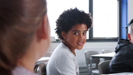 Estudiantes-De-Secundaria-Respondiendo-A-La-Profesora-Haciéndoles-Preguntas-En-Clase