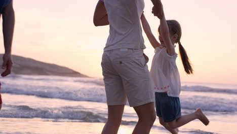 Glückliche-Familie-Am-Strand,-Die-Händchen-Hält-Und-Ein-Kleines-Mädchen-Bei-Sonnenuntergang-Im-Urlaub-Herumschwingt