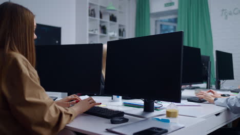 donna d'affari che lavora al computer in un ufficio