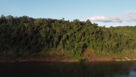 imágenes de drones de la orilla del río iguazú entre argentina y brasil