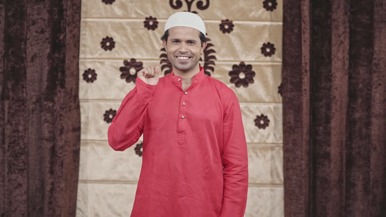 un musulmán reflexivo tiene una idea.