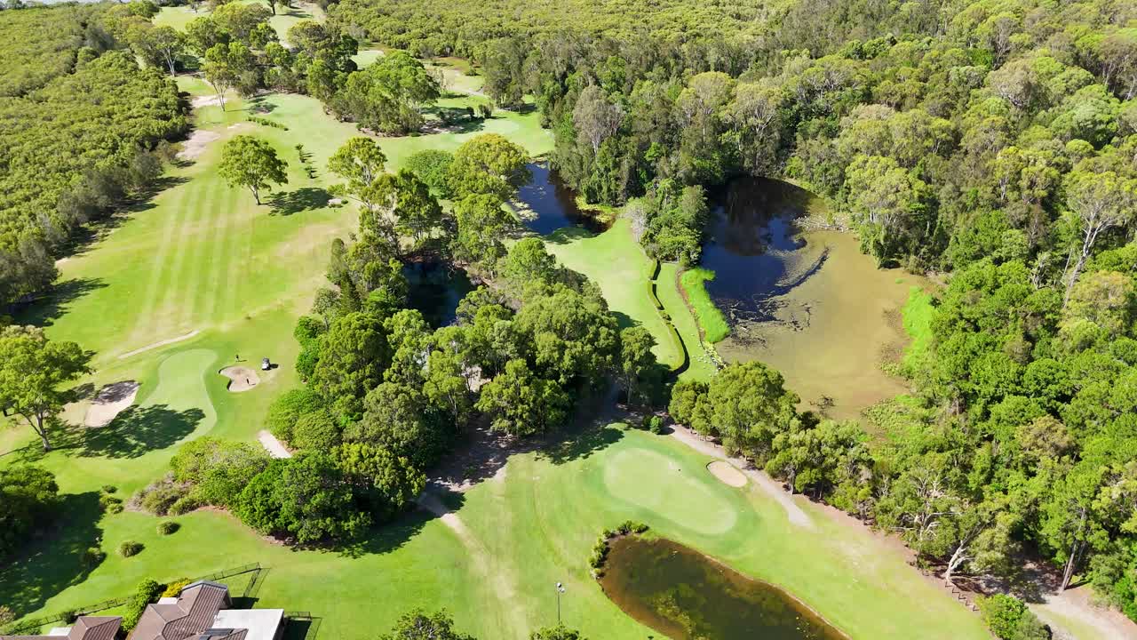 골프장 과 그 주변 지역 의 공중 사진
