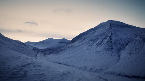 Drohnenaufnahme-Eines-Schneebedeckten-Tals-Auf-Spitzbergen