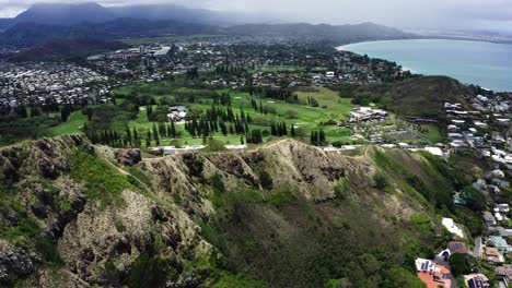 un dron fue disparado en órbita alrededor de lanikai pillbox en oahu.