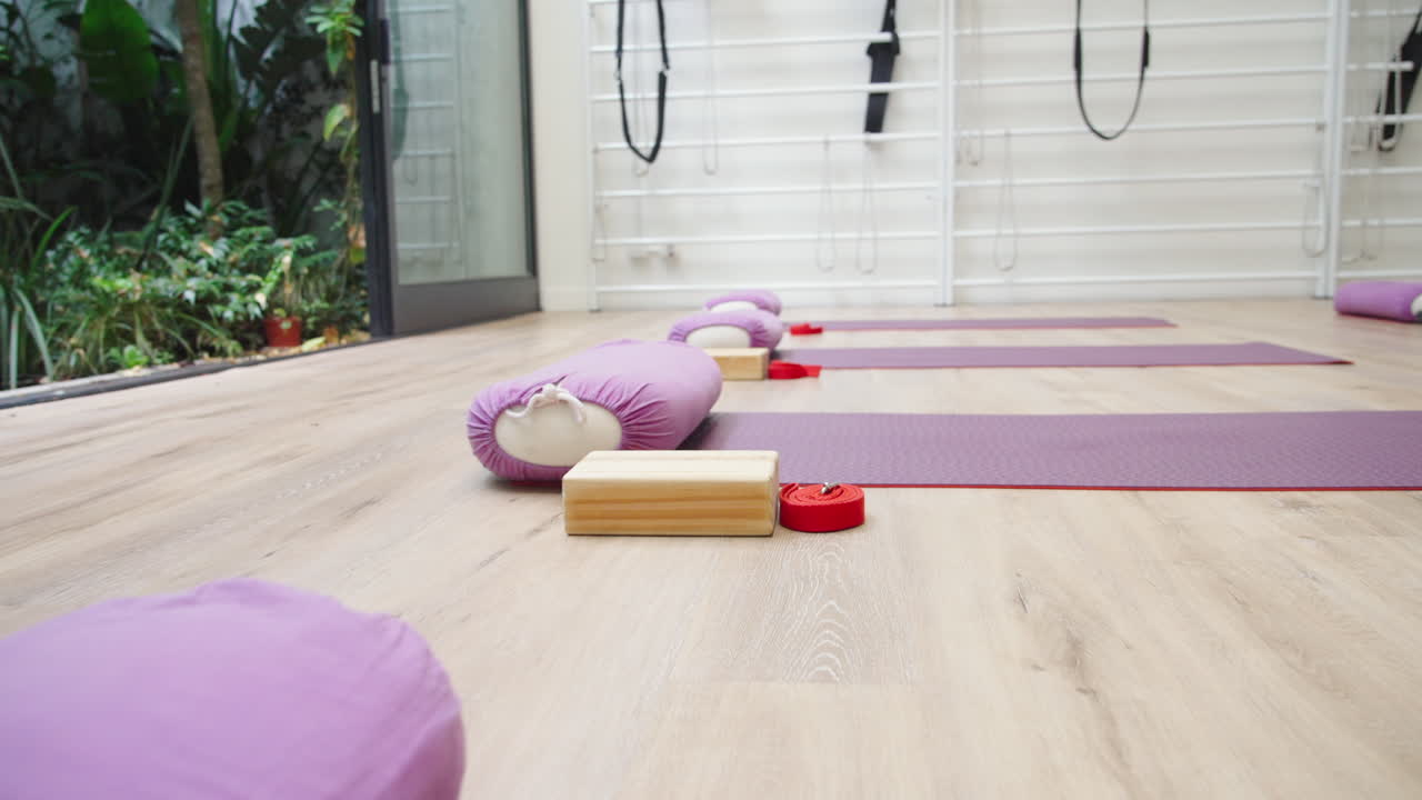 Matlar ve Ekipmanlarla Derse Hazır Boş Yoga Stüdyosu