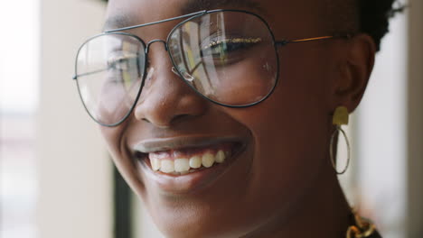 creativo, oficina y retrato de la cara de la mujer negra